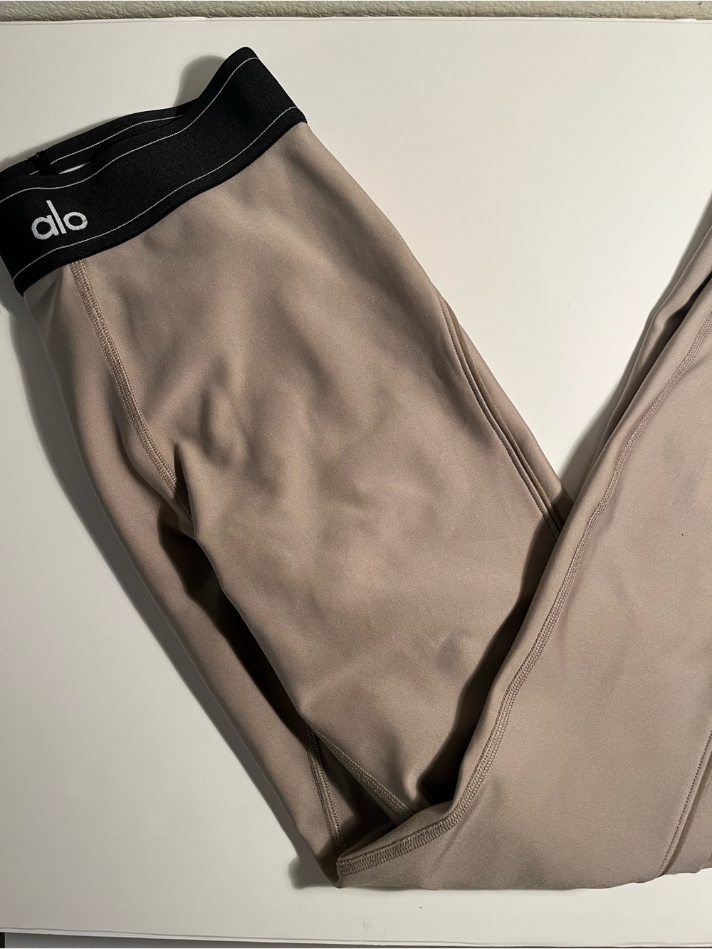 Alo  Leggings in Taupe with Black Waistband 🤎🤎